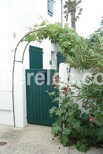 Photo 2 : ENTREE d'une maison située à Saint-Martin-de-Ré, île de Ré.