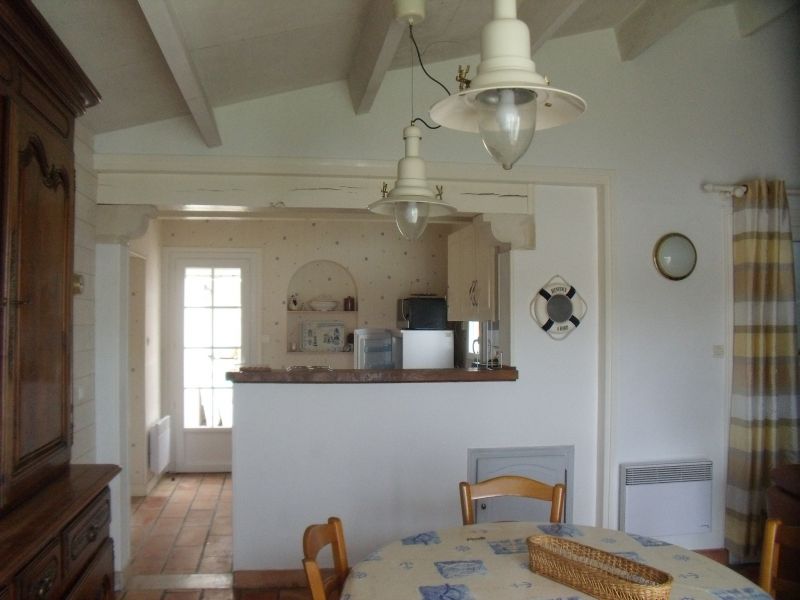 Photo 3 : CUISINE d'une maison située à La Couarde-sur-mer, île de Ré.