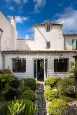 Ile de Ré:Maison de village familiale avec piscine, 2 cours, jardin, préaux