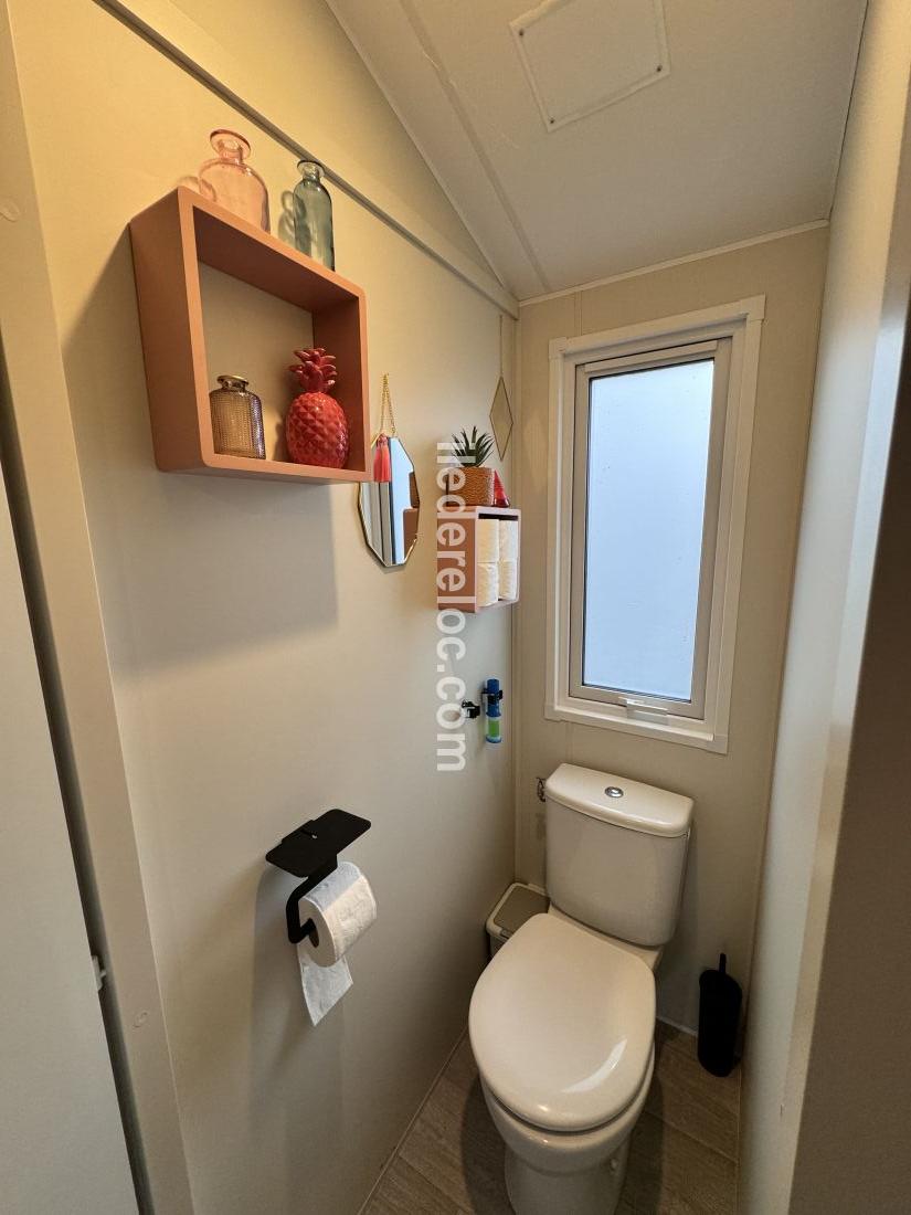 Photo 10 : WC d'une maison située à Sainte-Marie-de-Ré, île de Ré.