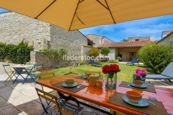 Ile de Ré:A moins de 100m du port, grande maison familiale avec garage et jardin arboré