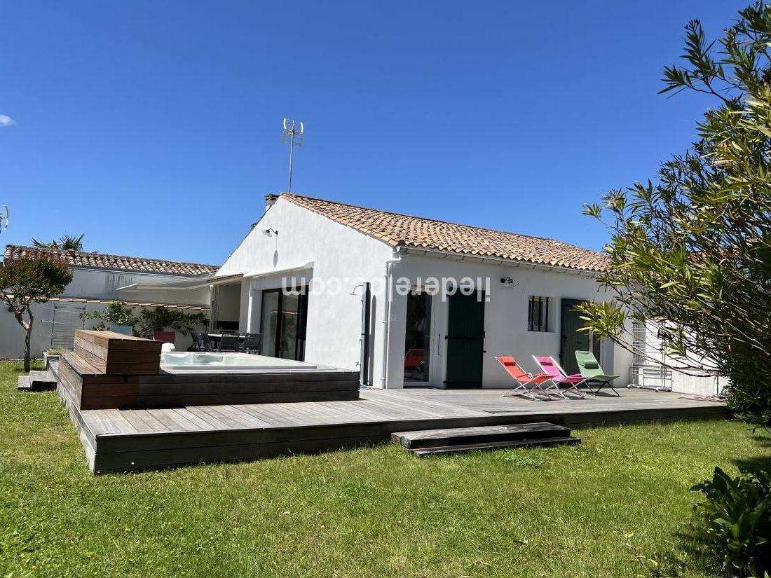 Photo 13 : EXTERIEUR d'une maison située à Le Bois-Plage-en-Ré, île de Ré.