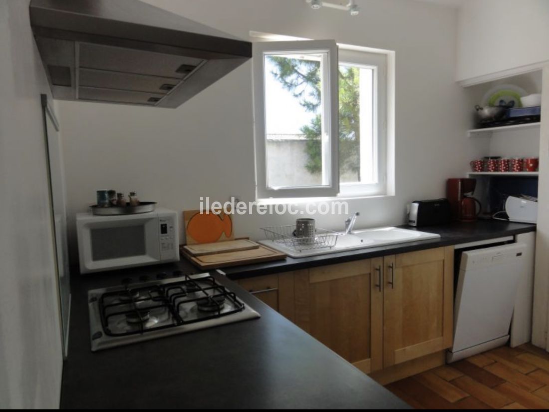 Photo 4 : CUISINE d'une maison située à Loix, île de Ré.