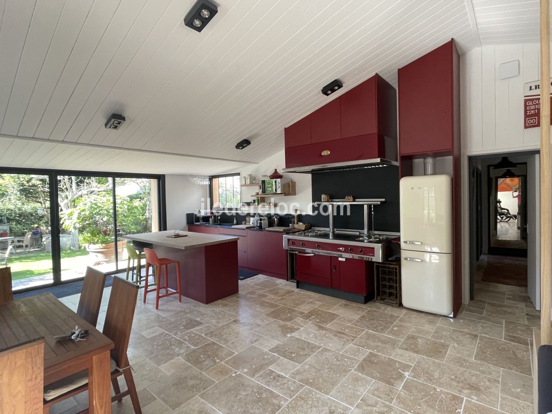 Photo 7 : CUISINE d'une maison située à Loix, île de Ré.