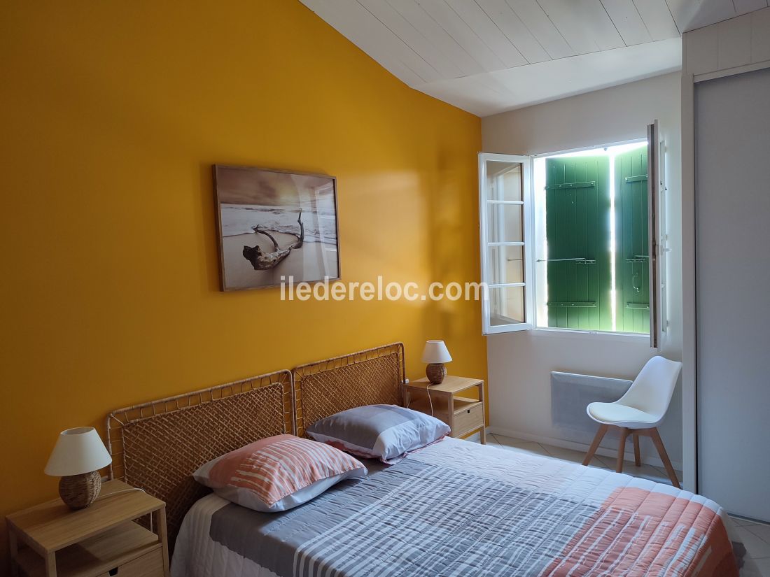 Photo 9 : CHAMBRE d'une maison située à Loix, île de Ré.