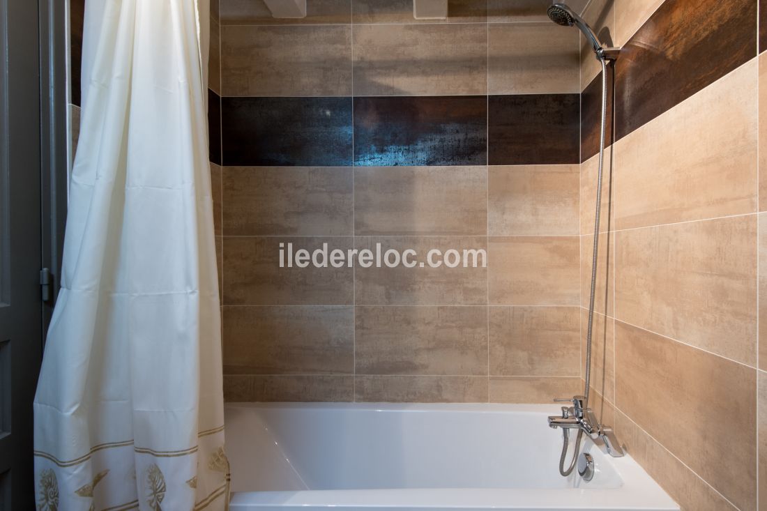 Photo 7 : SALLEDEBAIN d'une maison située à Saint-Martin-de-Ré, île de Ré.