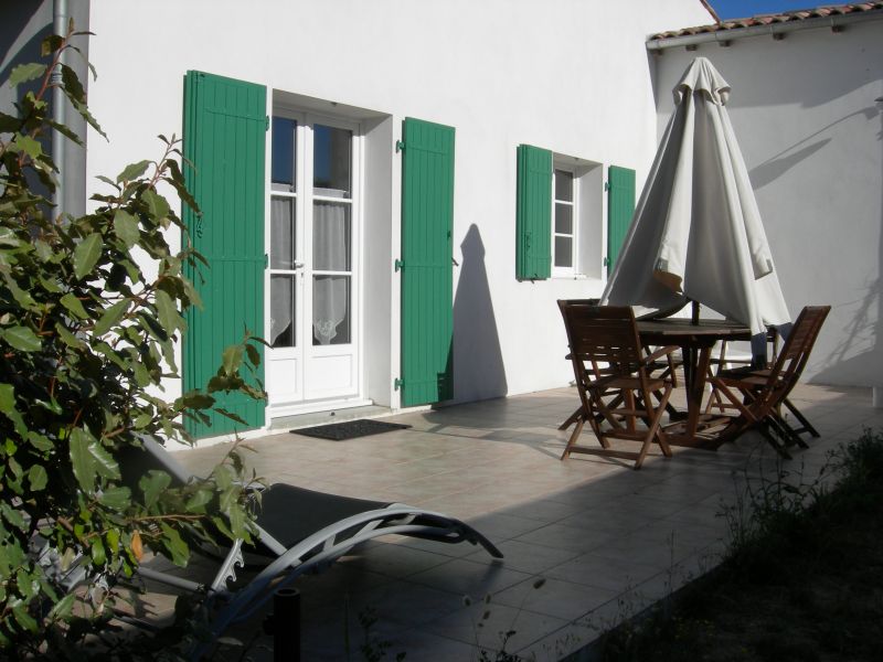 Photo 2 : TERRASSE d'une maison située à Le Bois-Plage-en-Ré, île de Ré.