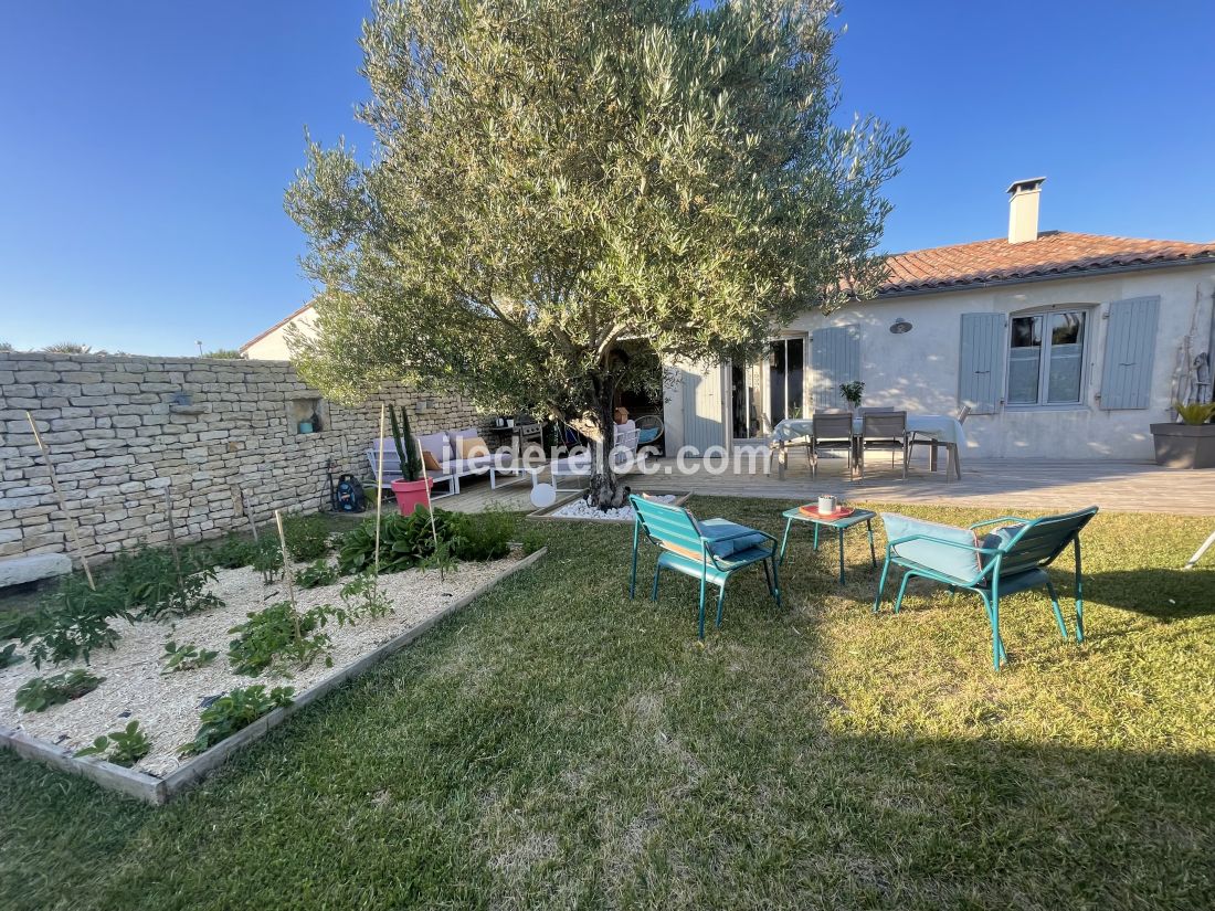 Photo 4 : JARDIN d'une maison située à Le Bois-Plage-en-Ré, île de Ré.