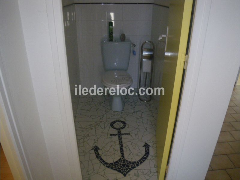 Photo 13 : WC d'une maison située à Rivedoux-Plage, île de Ré.