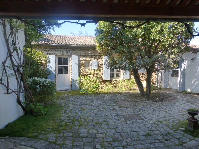 Photo 2 : EXTERIEUR d'une maison située à Les Portes-en-Ré, île de Ré.