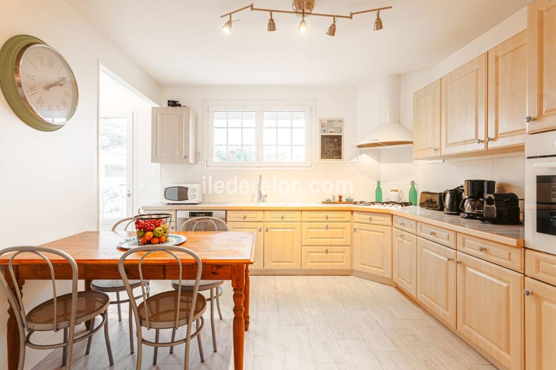 Photo 21 : CUISINE d'une maison située à Le Bois-Plage-en-Ré, île de Ré.