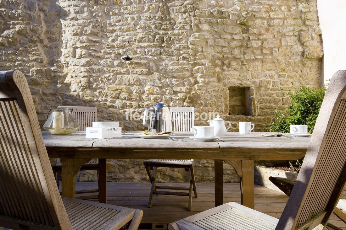 Photo 7 : TERRASSE d'une maison située à Saint-Martin-de-Ré, île de Ré.