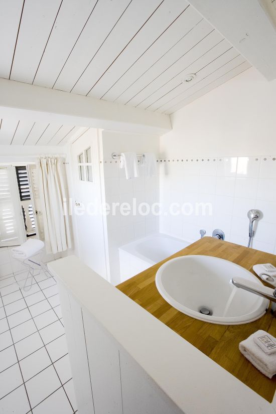 Photo 5 : SALLEDEBAIN d'une maison située à Saint-Martin-de-Ré, île de Ré.