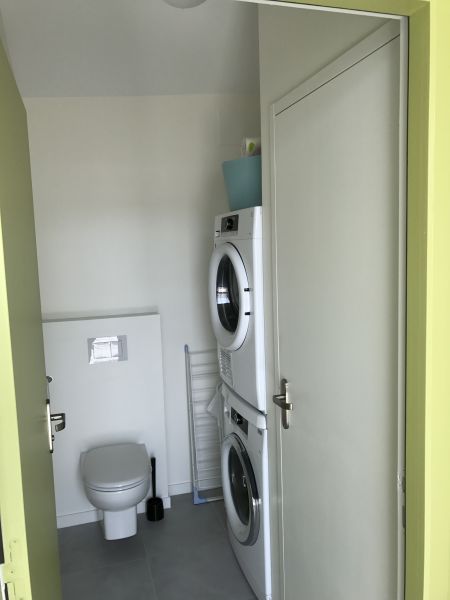 Photo 15 : WC d'une maison située à Le Bois-Plage-en-Ré, île de Ré.