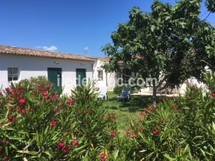 Ile de Ré:Loix, maison  de 150m2, 6pers.  jardin clos et arboré, classée 4 étoiles.