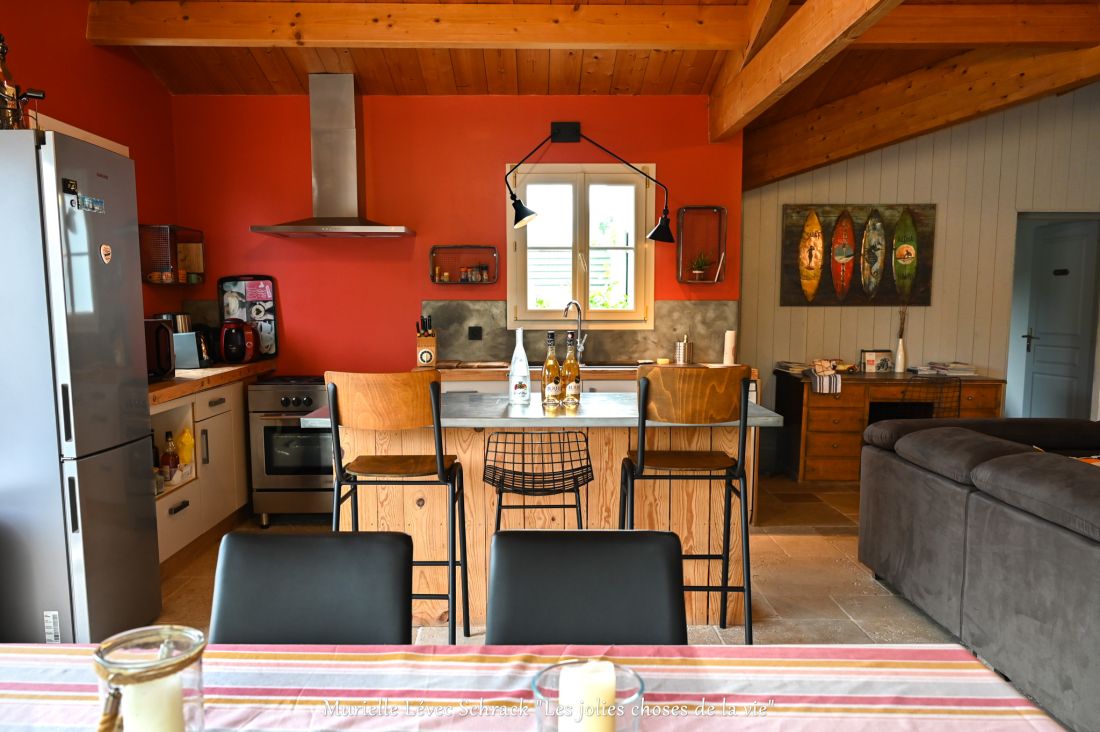 Photo 10 : CUISINE d'une maison située à Le Bois-Plage-en-Ré, île de Ré.