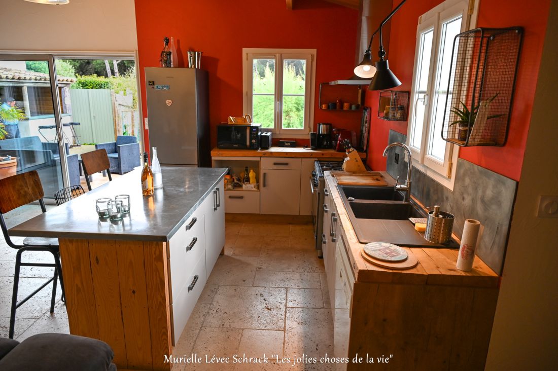 Photo 11 : CUISINE d'une maison située à Le Bois-Plage-en-Ré, île de Ré.