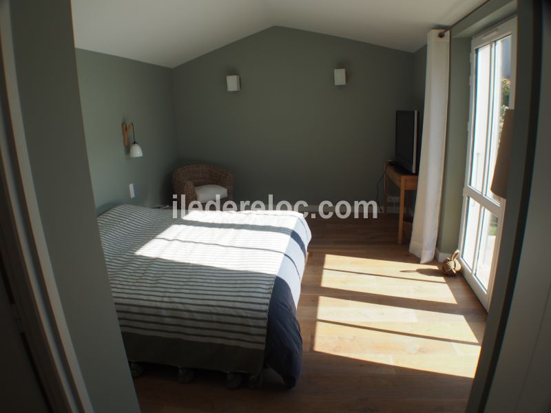 Photo 9 : CHAMBRE d'une maison située à Loix, île de Ré.