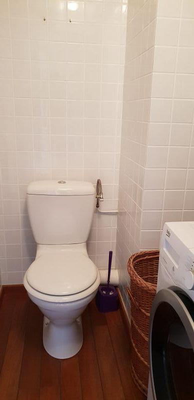 Photo 5 : WC d'une maison située à Saint-Martin, île de Ré.