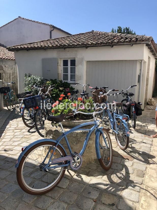 Photo 27 : EXTERIEUR d'une maison située à Ars en Ré, île de Ré.