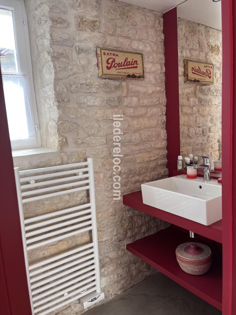 Photo 8 : SALLEDEBAIN d'une maison située à Ars en Ré, île de Ré.