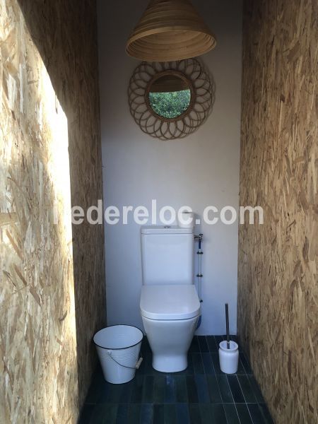 Photo 38 : WC d'une maison située à La Couarde, île de Ré.