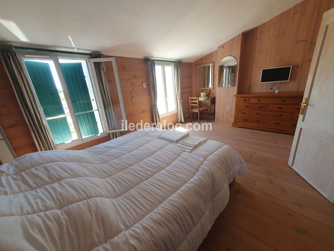 Photo 10 : CHAMBRE d'une maison située à Ars en Ré, île de Ré.