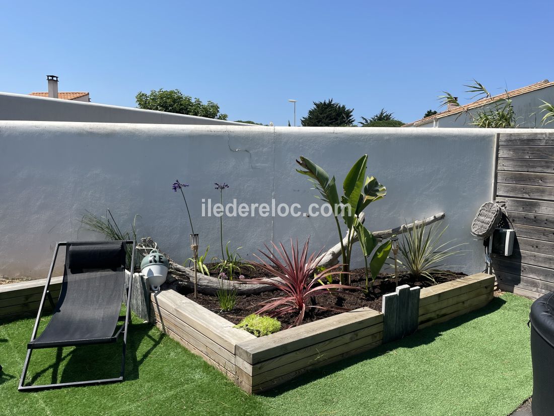 Photo 7 : JARDIN d'une maison située à Le Bois-Plage-en-Ré, île de Ré.