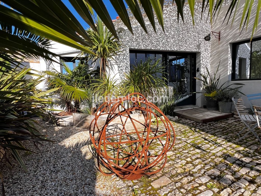 Photo 64 : ENTREE d'une maison située à Sainte-Marie-de-Ré, île de Ré.