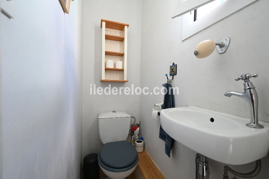 Photo 19 : WC d'une maison située à Saint-Clément-des-Baleines, île de Ré.