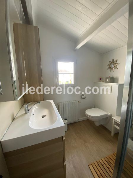 Photo 11 : SALLEDEBAIN d'une maison située à Rivedoux-Plage, île de Ré.