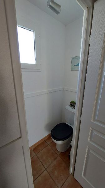 Photo 7 : WC d'une maison située à Ars, île de Ré.
