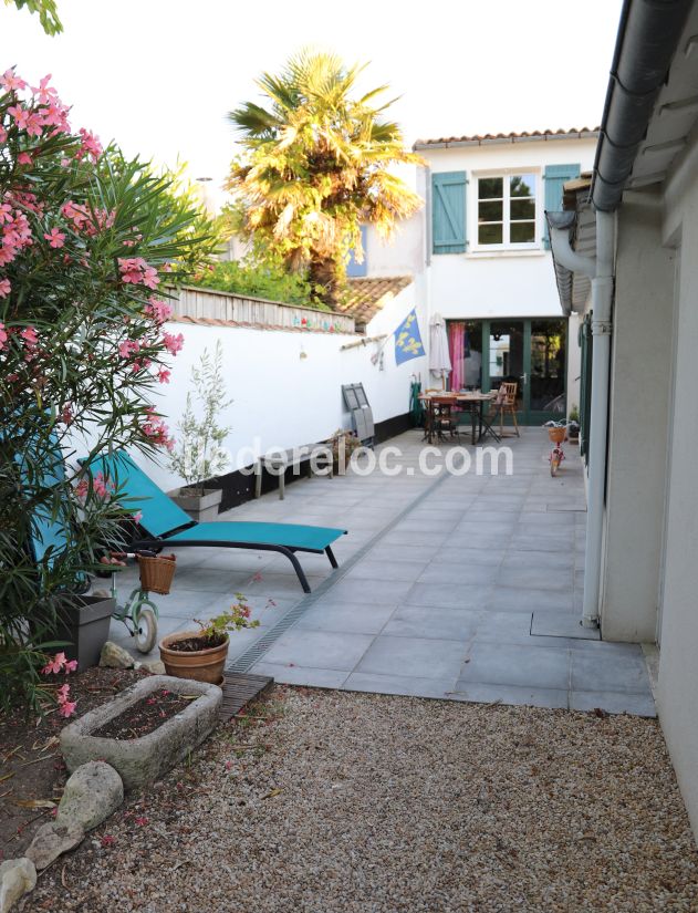 Photo 10 : TERRASSE d'une maison située à Loix, île de Ré.