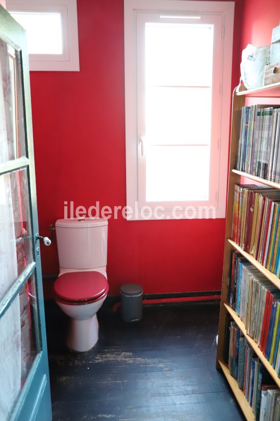 Photo 18 : WC d'une maison située à Loix, île de Ré.