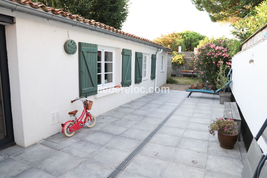 Photo 8 : TERRASSE d'une maison située à Loix, île de Ré.