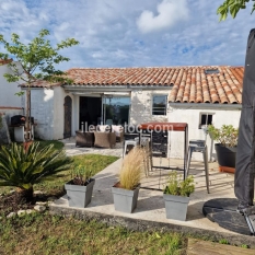 Ile de Ré:Maison avec vue sur l'océan au milieu des champs