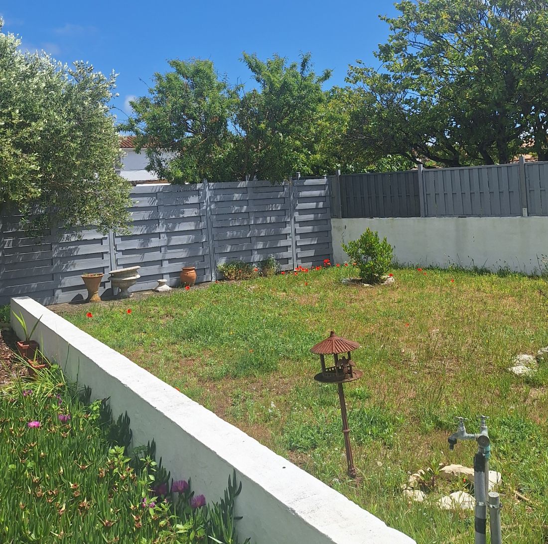 Photo 4 : JARDIN d'une maison située à Le Bois-Plage-en-Ré, île de Ré.