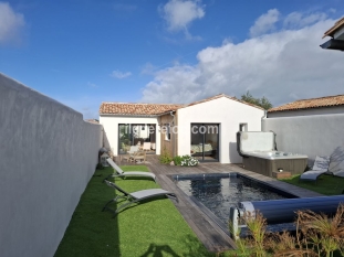 Ile de Ré:Villa 4 chambres sur le bois plage avec piscine chaufée et jacuzzi.