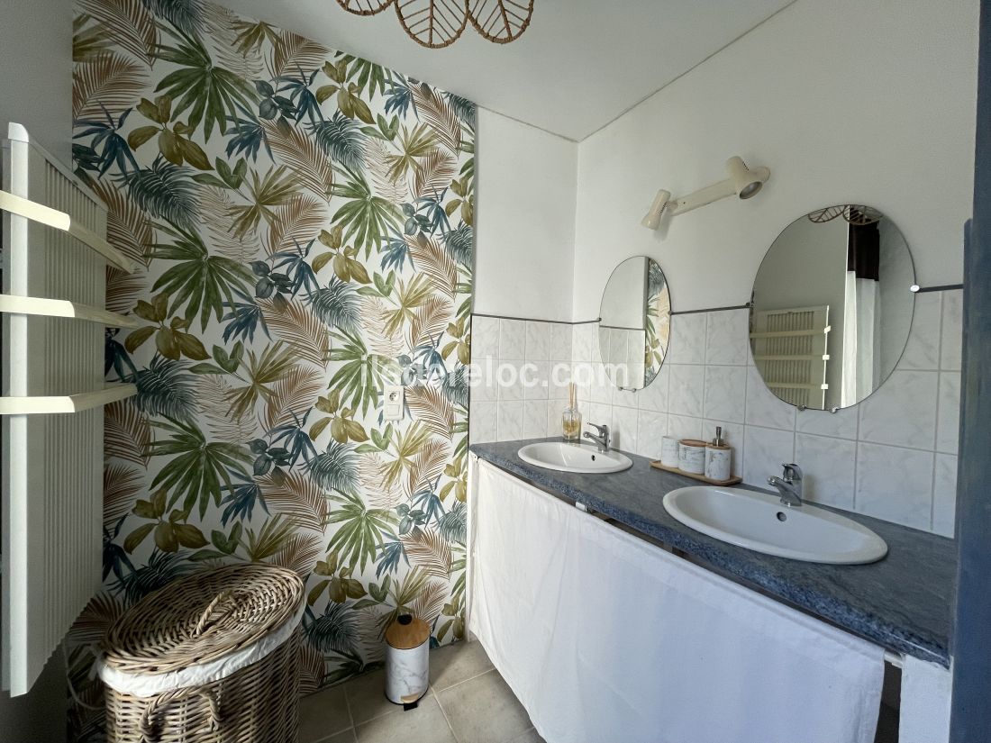 Photo 9 : SALLEDEBAIN d'une maison située à Les Portes-en-Ré, île de Ré.