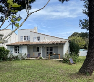 Ile de Ré:Maison individuelle de charme, beau jardin, accès plage 100 m