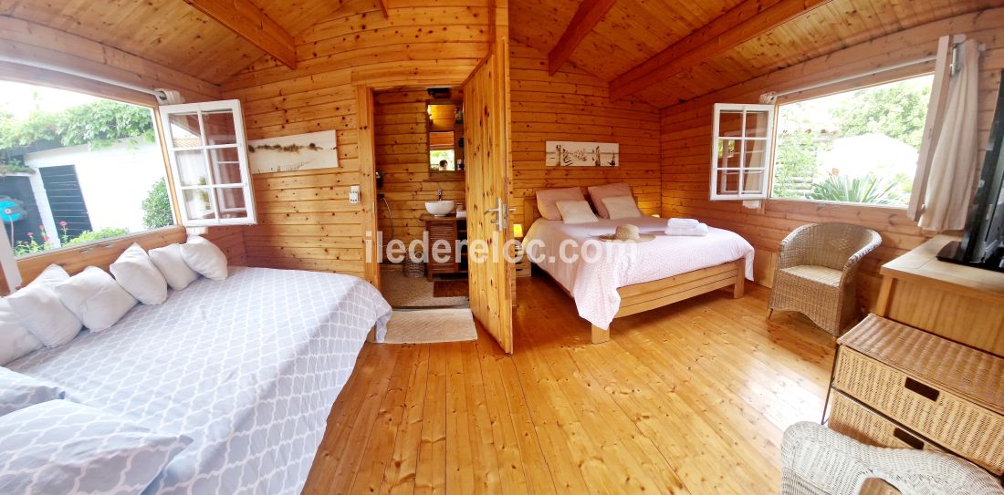 Photo 20 : CHAMBRE d'une maison située à Sainte-Marie-de-Ré, île de Ré.