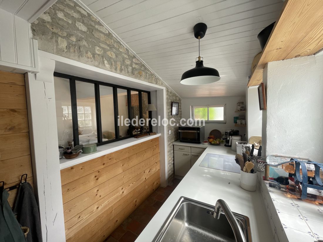 Photo 6 : CUISINE d'une maison située à Loix, île de Ré.