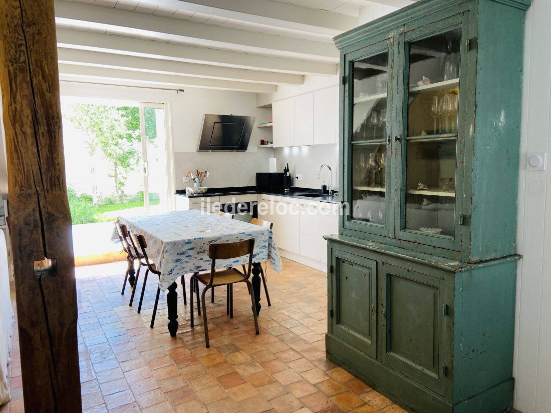 Photo 7 : CUISINE d'une maison située à La Couarde-sur-mer, île de Ré.