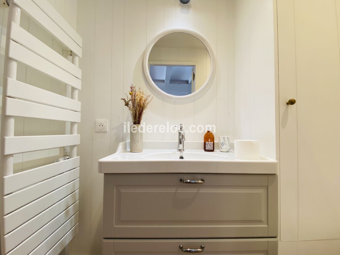 Photo 18 : SALLEDEBAIN d'une maison située à La Couarde-sur-mer, île de Ré.