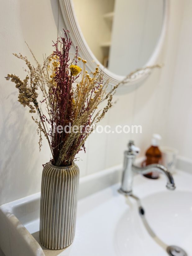 Photo 20 : SALLEDEBAIN d'une maison située à La Couarde-sur-mer, île de Ré.