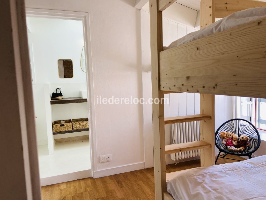 Photo 36 : CHAMBRE d'une maison située à La Couarde-sur-mer, île de Ré.