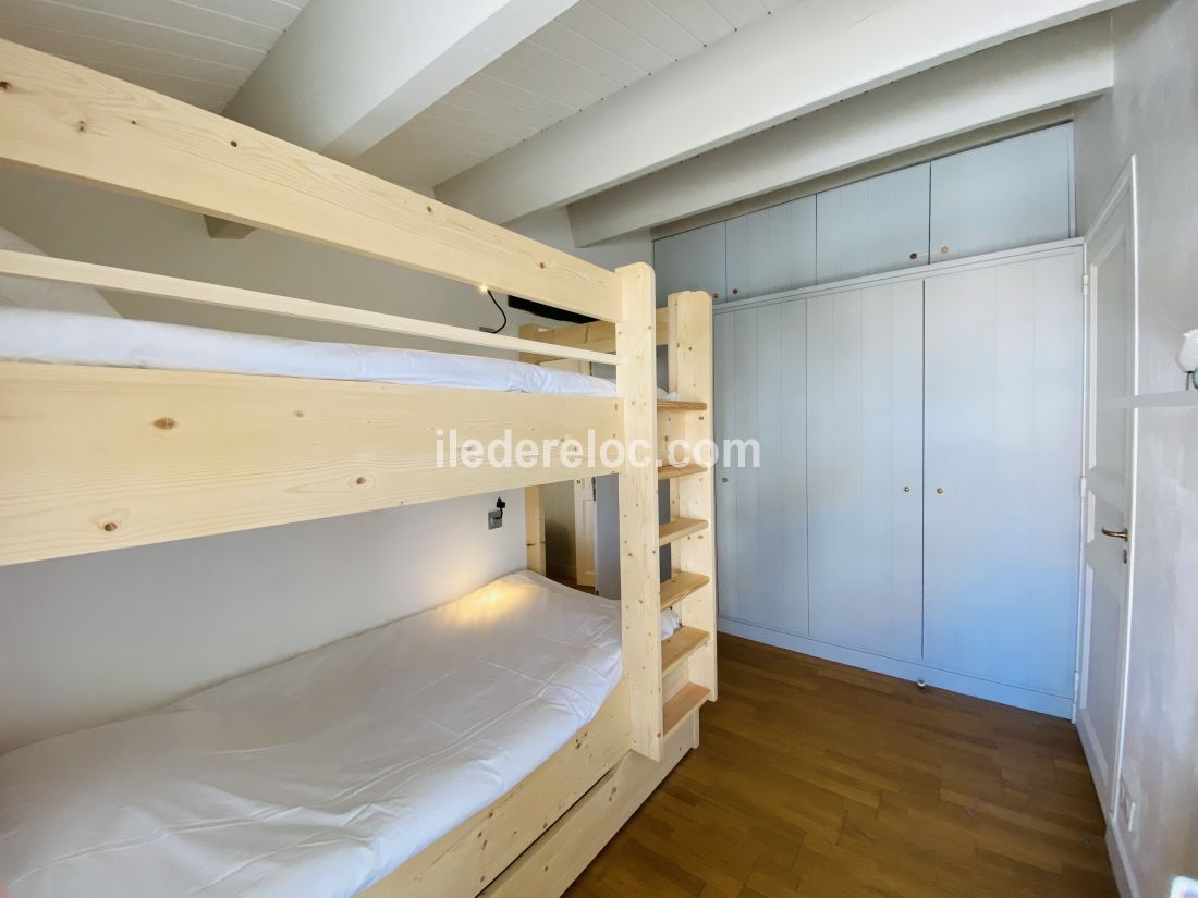 Photo 34 : CHAMBRE d'une maison située à La Couarde-sur-mer, île de Ré.