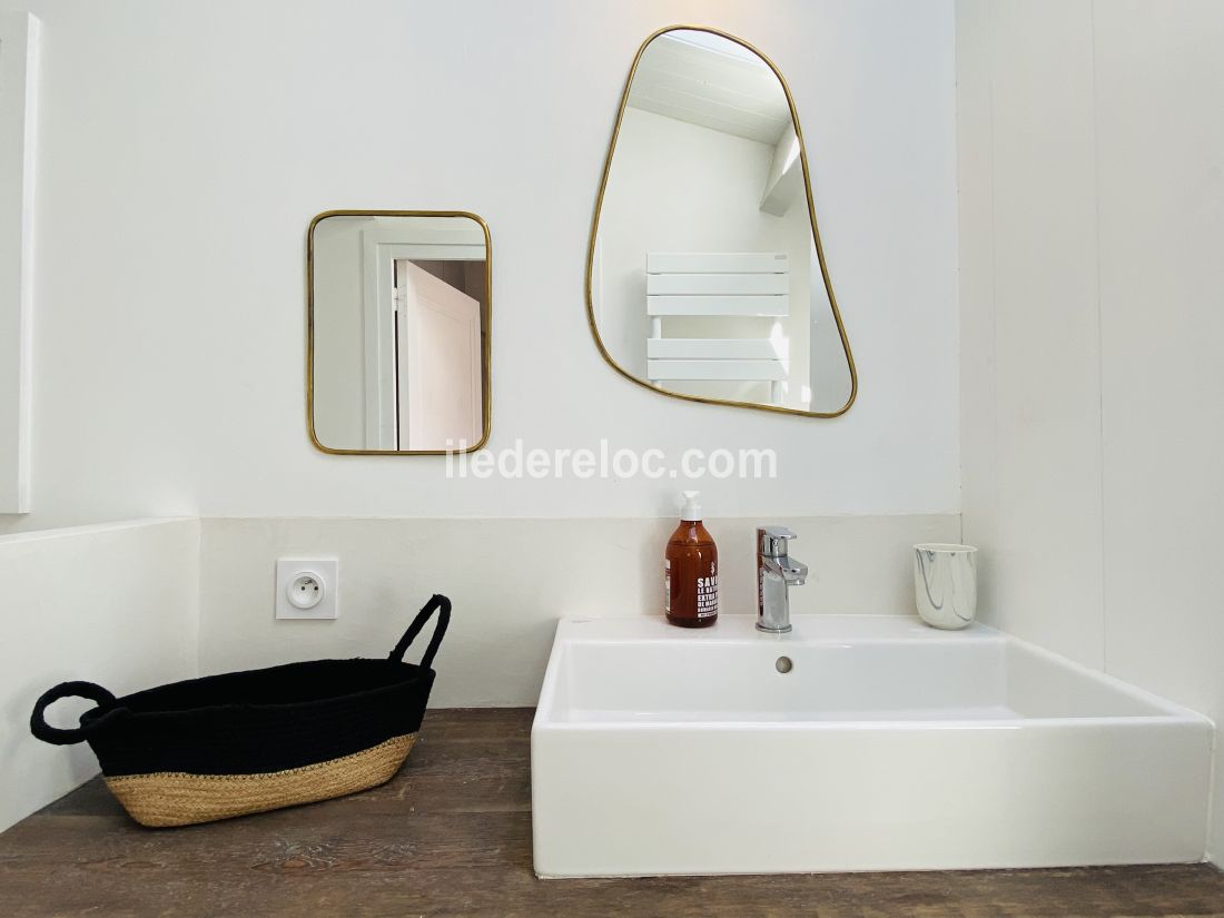 Photo 40 : SALLEDEBAIN d'une maison située à La Couarde-sur-mer, île de Ré.