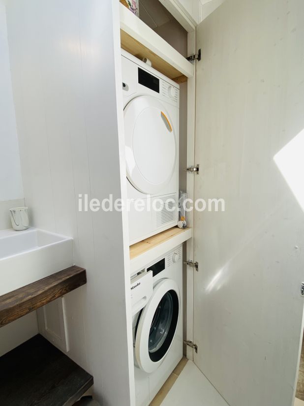 Photo 42 : SALLEDEBAIN d'une maison située à La Couarde-sur-mer, île de Ré.