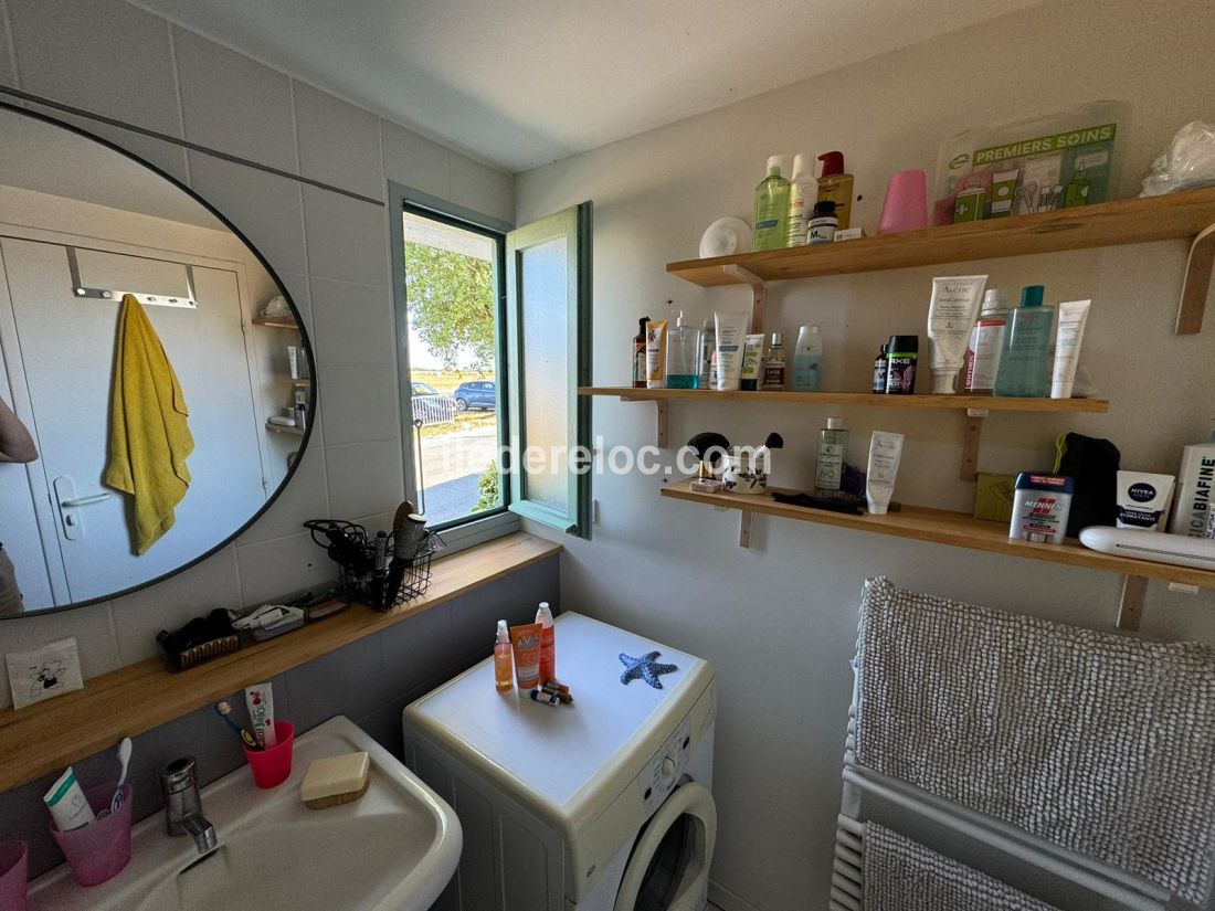 Photo 11 : SALLEDEBAIN d'une maison située à Les Portes-en-Ré, île de Ré.